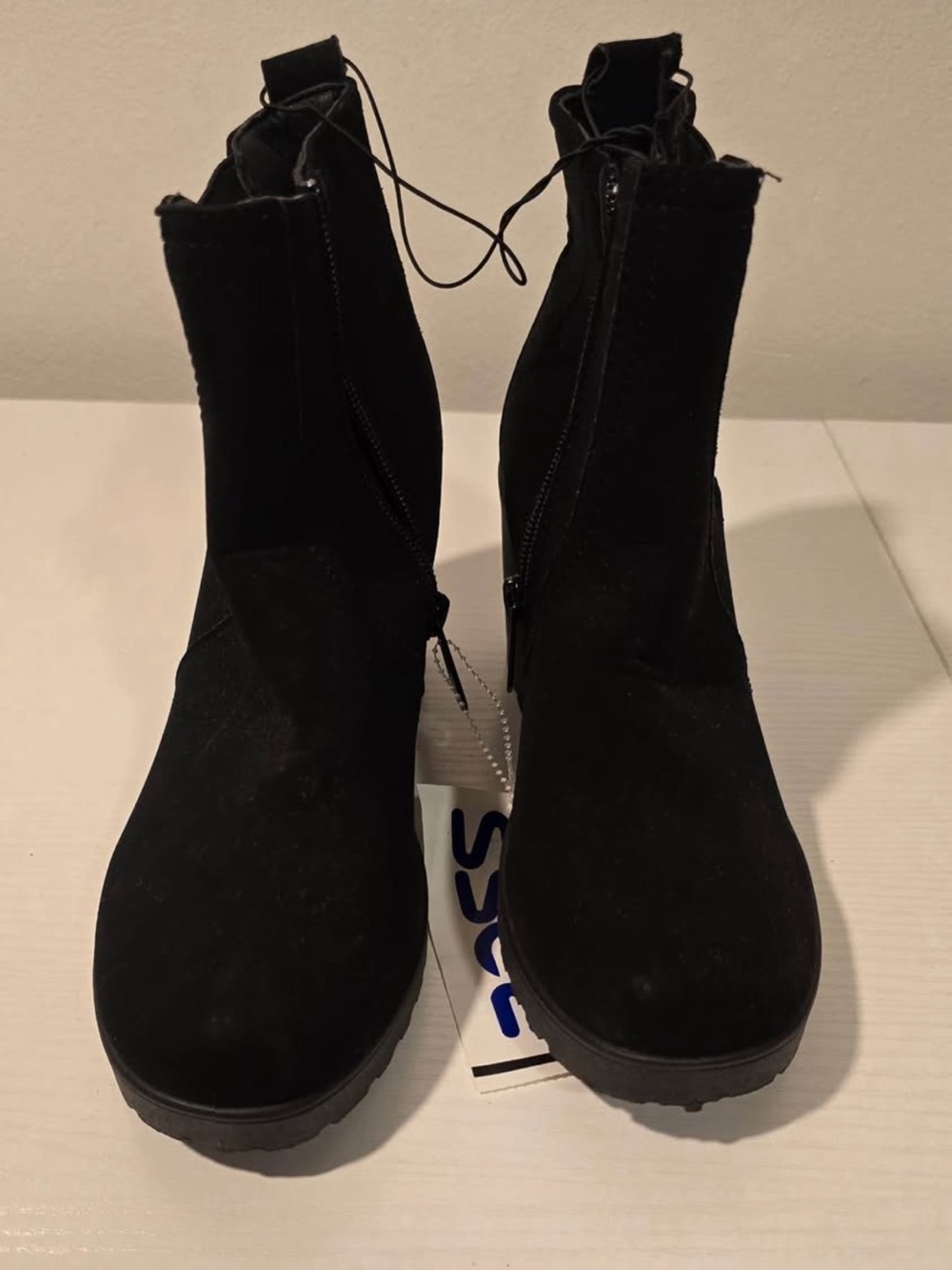 Daisy Fuentes 7.5 Ankle Boots - Sleek Zip Front Design NWT